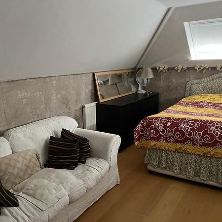 The Caduceus- Residence Чертси Екстериор снимка