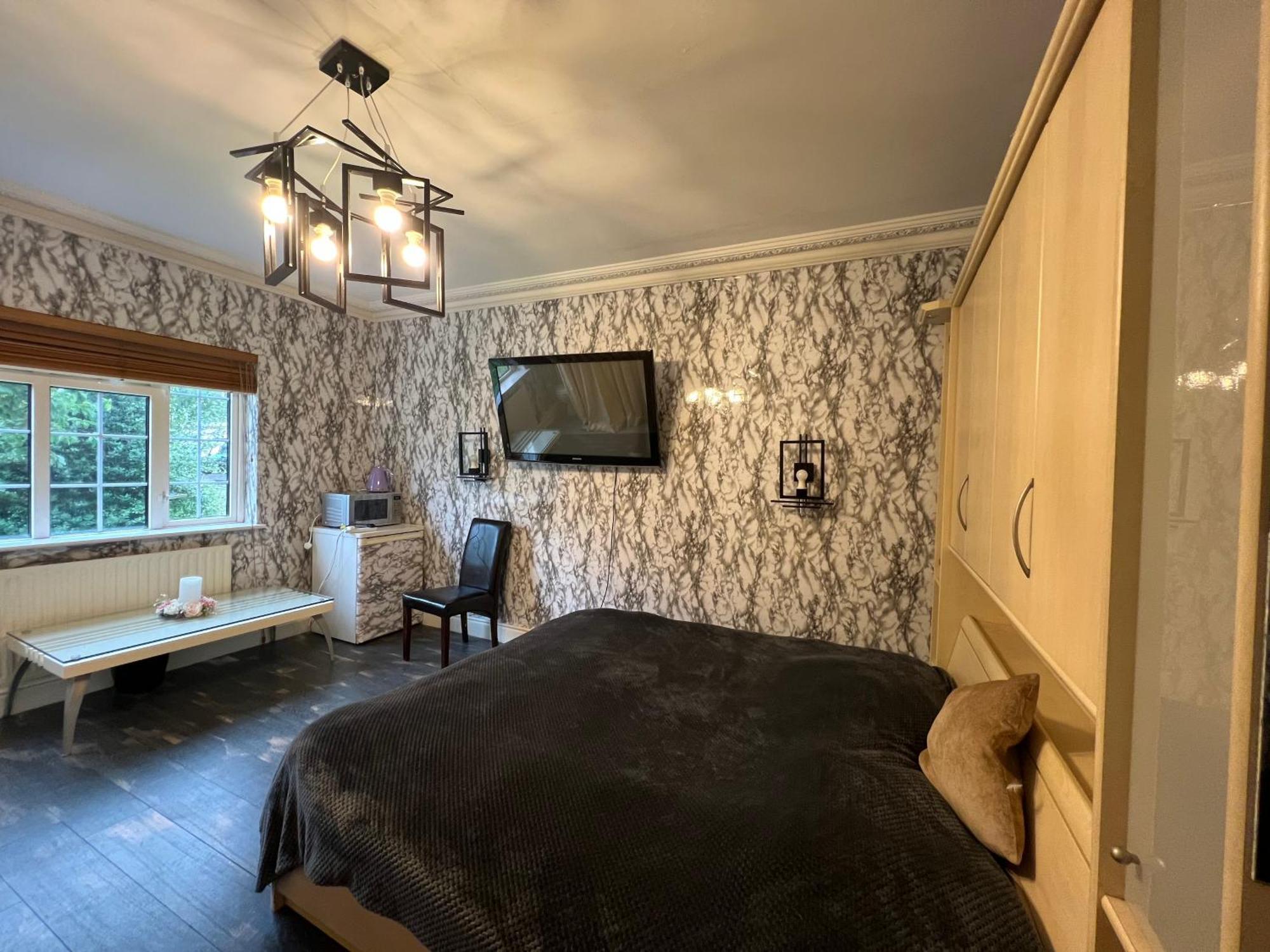 The Caduceus- Residence Чертси Екстериор снимка